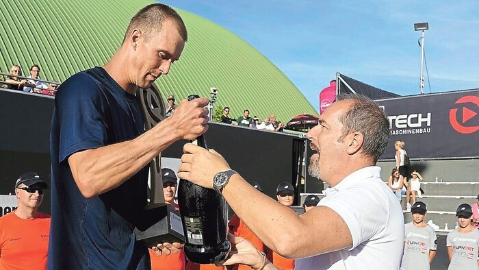 ÖTV-Vizepräsident Jürgen Roth (re.) gratulierte Jan Choinsky zum Turniersieg.