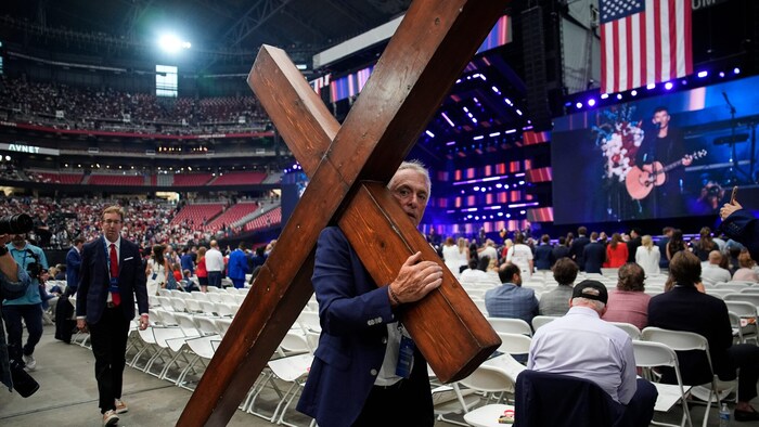 Trotz strenger Sicherheitsvorschriften durfte dieser Mann ein riesiges Kruzifix zur ...
