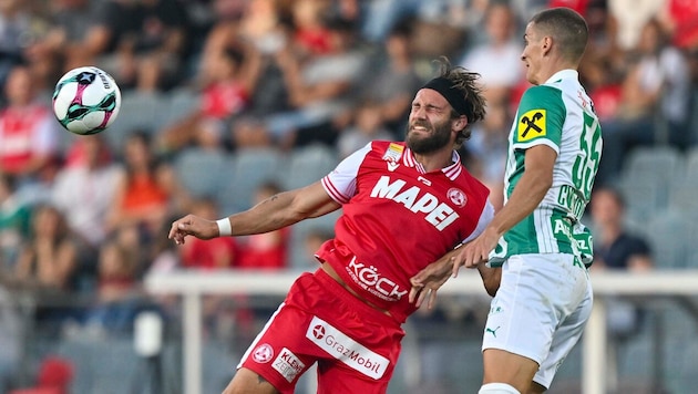 Viel Kampf und Krampf und weniger spielerische Finesse hat das Duell GAK gegen Rapid mit sich ...