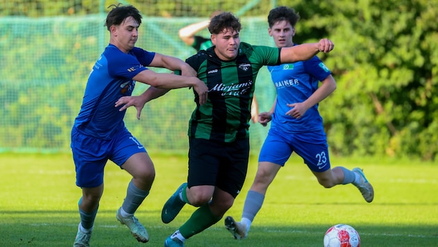 Torschütze und Vorlagengeber Lukas Hafner (Mitte) war nicht zu stoppen.