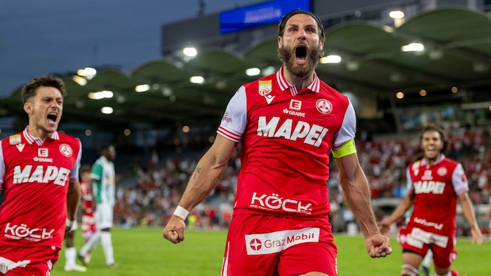 Der viel kritisierte Kapitän Daniel Maderner war mit seinem Ausgleich in der Nachspielzeit der ...