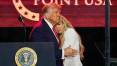 Donald Trump tröstet Charlie Kirks Witwe Erika, die „Charlies Mission“ fortführen will.