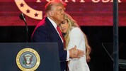 Donald Trump tröstet Charlie Kirks Witwe Erika, die „Charlies Mission“ fortführen will.