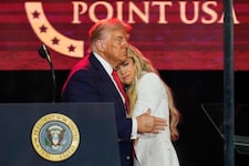 Donald Trump tröstet Charlie Kirks Witwe Erika, die „Charlies Mission“ fortführen will.