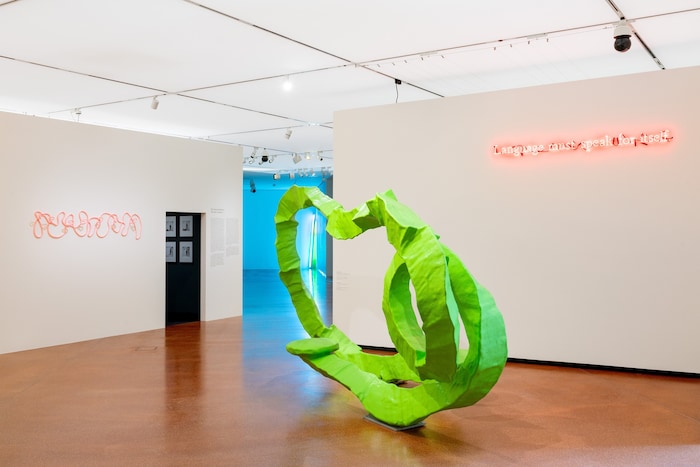 Franz West treibt mit seiner Installation „Securità“ (in Stahl & Harz, 2011) die Linie ins ...