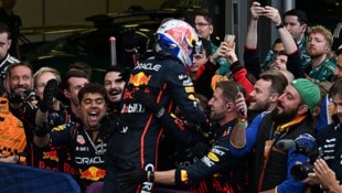 Max Verstappen jubelte in Baku mit seiner Crew.