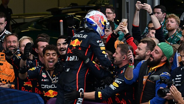 Max Verstappen jubelte in Baku mit seiner Crew.