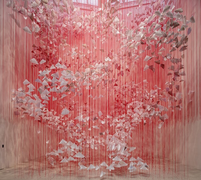 C. Shiotas Installation aus Dankesbriefen an das Museum