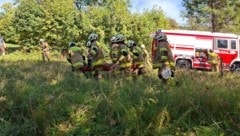 Die Feuerwehr barg den Landwirten.