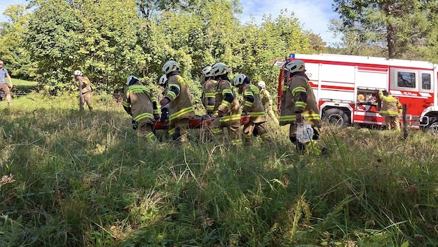 Die Feuerwehr barg den Landwirten.