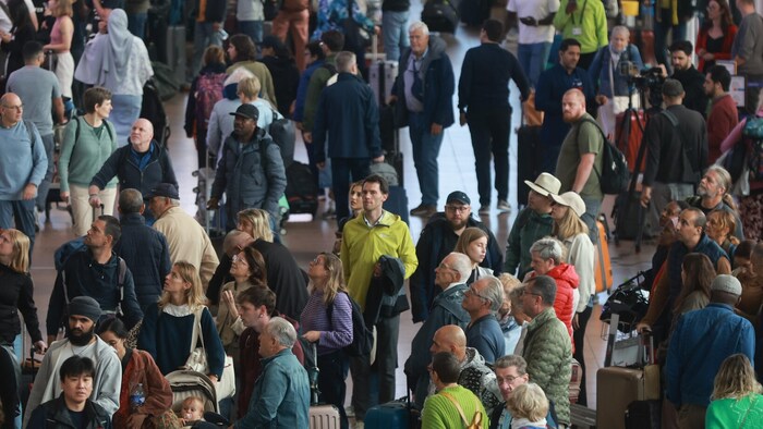 Passagierinnen und Passagiere am Flughafen in Brüssel