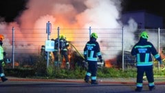Der Brand bei einem Autohändler war gar nicht einfach zu löschen