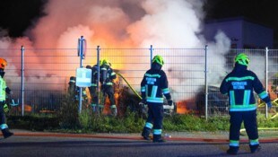 Der Brand bei einem Autohändler war gar nicht einfach zu löschen