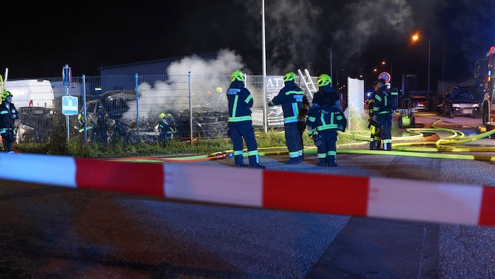 Der Brand war bei einem Autohändler in Hörsching
