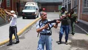 Zivilisten beim Waffentraining in Venezuela