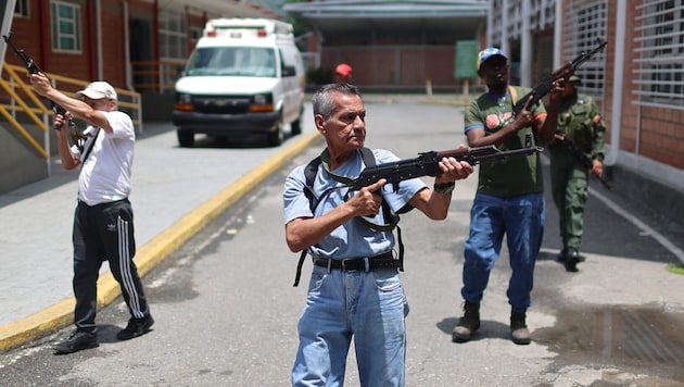 Zivilisten beim Waffentraining in Venezuela