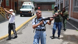 Zivilisten beim Waffentraining in Venezuela