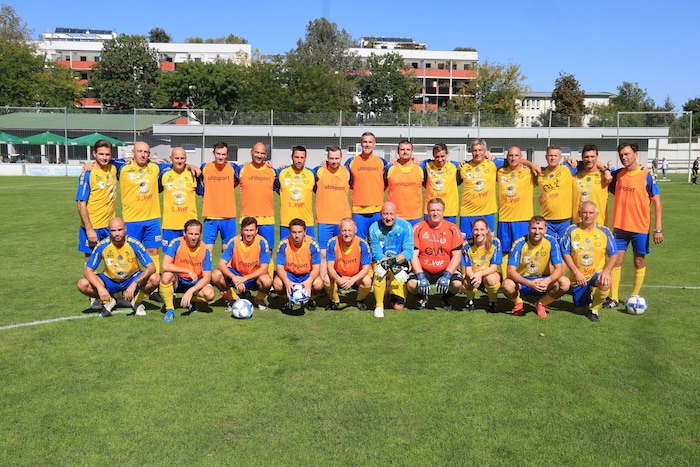 Gemeinsam für den guten Zweck: Zahlreiche Promis kickten beim Benefizspiel der RLO-Oldies.