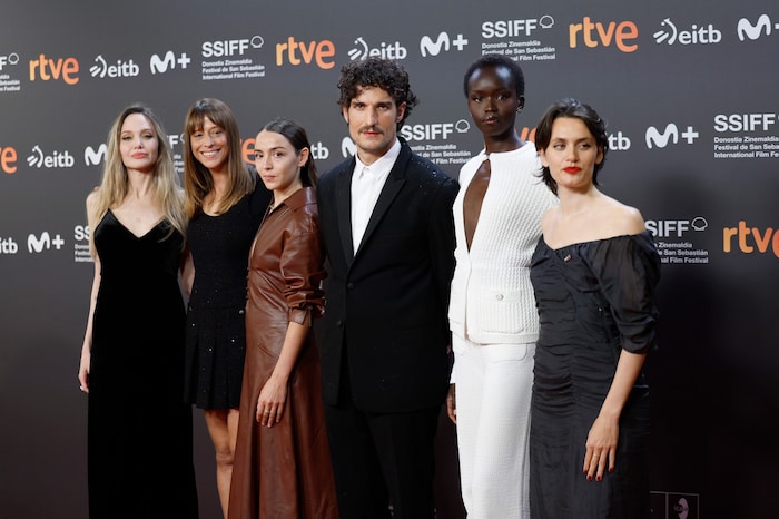 (v. l. n. r.) Die US-amerikanische Schauspielerin Angelina Jolie, Regisseurin Alice Winocour und ...