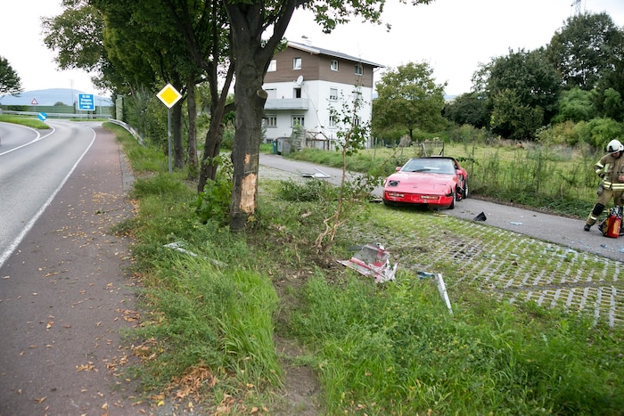 Der Sportflitzer blieb auf den Parkplätzen neben der Straße liegen.