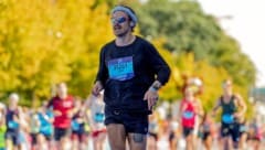 Welcher Megastar lief hier inkognito beim Berlin-Marathon mit? Ein Tipp: Es handelt sich um ...