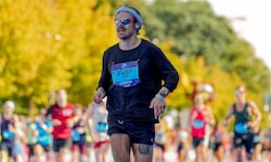Welcher Megastar lief hier inkognito beim Berlin-Marathon mit? Ein Tipp: Es handelt sich um ...