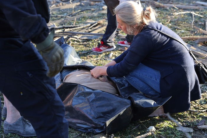Nach den russischen Luftschlägen auf Saporischschja werden Tote geborgen.