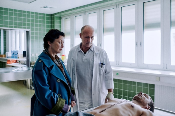 Regina Fritsch ermittelt als Marion Geyer den Mord eines Arztes mit zwielichtigem Doppelleben.