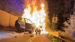 Der Wagen brannte vollständig aus.