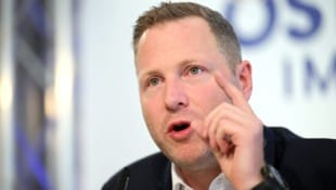 FPÖ-Generalsekretär Michael Schnedlitz fordert einen „sofortigen Stopp aller Zahlungen an die ...