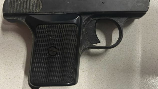 Mit dieser Schreckschusspistole soll ein alkoholisierter 43-jähriger Österreicher einen ...