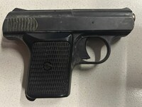 Mit dieser Schreckschusspistole soll ein alkoholisierter 43-jähriger Österreicher einen ...