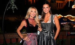 Die Designerin Kinga Mathe (l) und Moderatorin Laura Wontorra stehen während des Almauftriebs ...