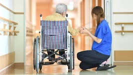 Wie lange Menschen leben, hängt laut einer neuen Studie deutlich mehr von den Genen ab als ...