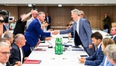 Ein Foto der letzten Verhandlungen, die sich so lange zogen, dass die Beamten schon vorher einen ...