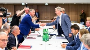 Ein Foto der letzten Verhandlungen, die sich so lange zogen, dass die Beamten schon vorher einen ...