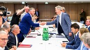 Ein Foto der letzten Verhandlungen, die sich so lange zogen, dass die Beamten schon vorher einen ...
