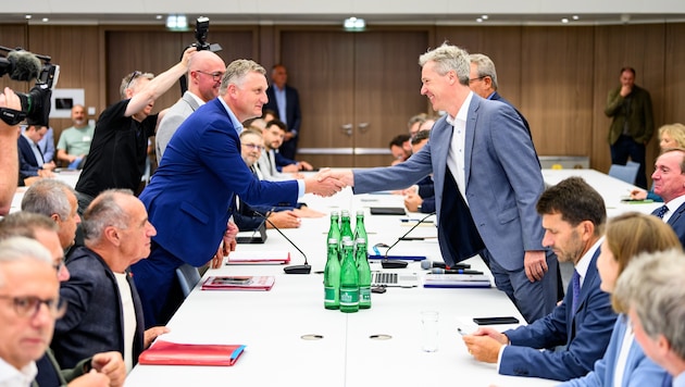 Ein Foto der letzten Verhandlungen, die sich so lange zogen, dass die Beamten schon vorher einen ...