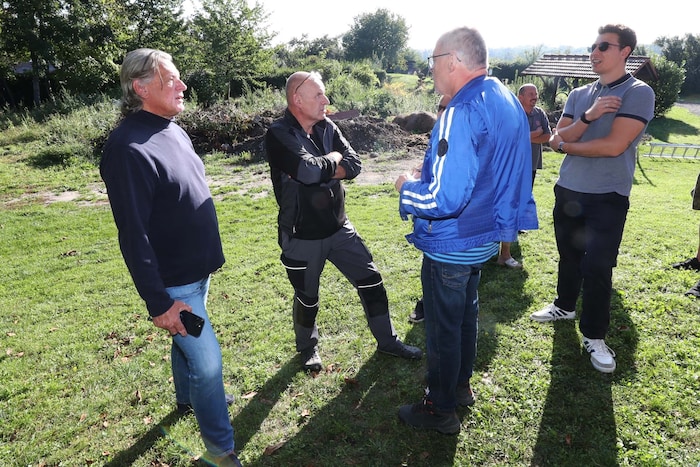„Krone“-Umweltredakteur Mark Perry beim Lokalaugenschein im Gespräch mit Dr. Alfred Boran und ...