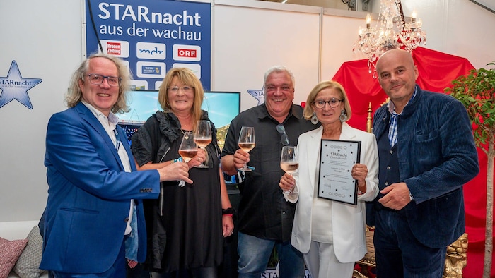 Treue Gäste geehrt: Lusetzky („Krone“), die „Star-Gäste“ Simone und Olaf Werner, Landeshauptfrau ...