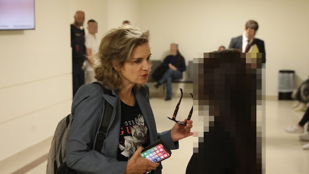 Anwältin Astrid Wagner mit dem „Lockvogel“. Die drei Mitangeklagten wurden aus der U-Haft ...