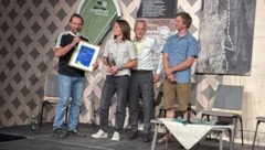 Alexander Huber überreichte Barbara „Babsi“ Zangerl die Auszeichnung