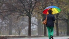 Schirme und Jacken können aus den Kästen geholt werden.