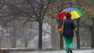 Schirme und Jacken können aus den Kästen geholt werden.