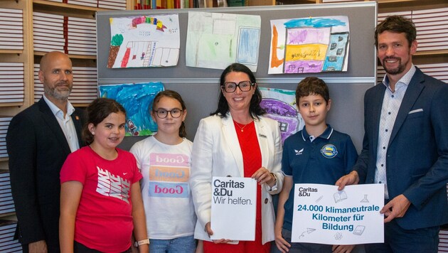 Der Frauenkirchner Bürgermeister Hannes Schmid mit Caritas Direktorin Melanie Balaskovics, Lukas ...