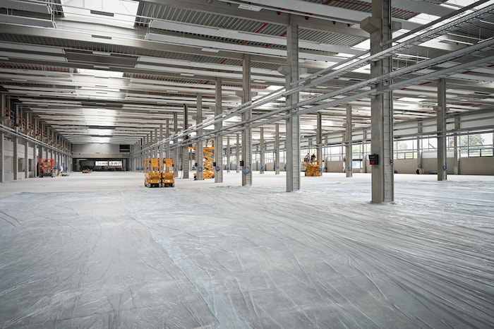 Die neue Produktionshalle ist 240 Meter lang, 63 Meter breit und 12 Meter hoch.