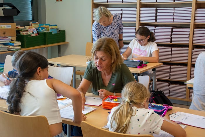 33 Kinder zwischen 6 und 15 Jahren kommen in den drei Gemeinden ins mobile Lerncafe.