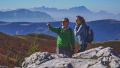 Franz kennt jeden Gipfel, den man vom Kaiserburg-Gipfel rundherum erblicken kann.