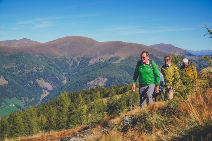 Franz Klammer begleitet die Wanderer bei seinem Wandertag von der Kaiserburg zurück ins Tal nach ...