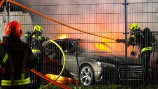 Drei Fahrzeuge wurden bei dem Brand völlig zerstört.